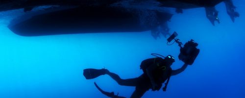 diver_diving_swimming_sea_ocean_water_ship_underwater-1137662